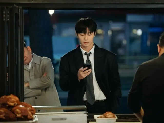 演员朴叙俊公开新剧《等待京都》剧照……下班路上的悲伤瞬间