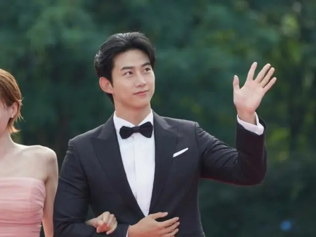 2PM 的 Tacyeon 在 2025 年首尔电视大奖上担任 MC 大受欢迎......耀眼的玉皇大王