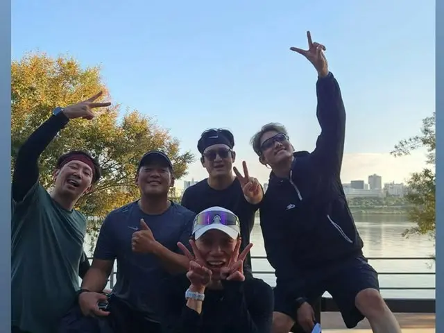 东方神起昌珉久违晨跑，笑容灿烂，比出和平手势