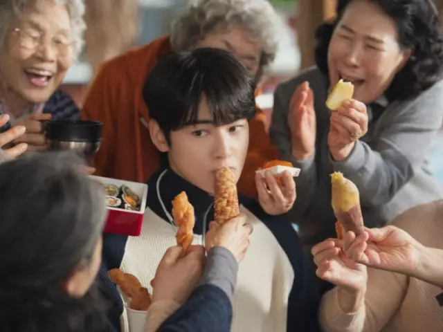 姜河那和车银优（ASTRO）主演的电影《初次骑行》在上映首周末便荣登韩国票房榜首。