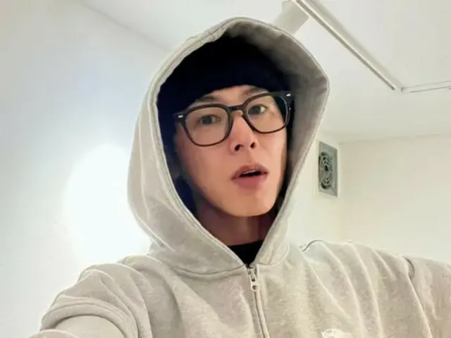 东方神起的允浩（U-KNOW）本人非常自然……这与他舞台上的表现截然相反。