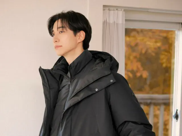 2PM成员李俊昊身着简约的黑色服装，散发出成熟魅力。