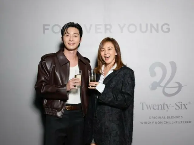 SHIHO 公开了一张她和朴叙俊一起举杯喝威士忌的照片……