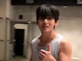 BTS成员V的篮球直播秀成为热门话题……他健硕的身材吸引了所有人的目光。