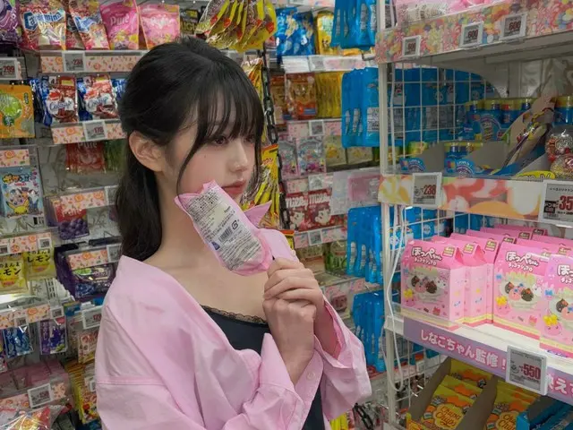 IVE成员张元英公开了他在日本期间的幕后照片，其中包括在唐吉诃德购物的照片。