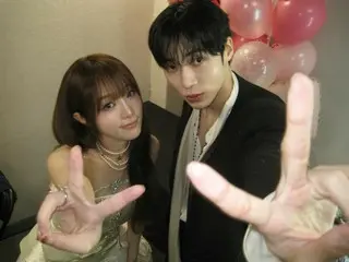 99s成员秋英宇和崔艺娜在雨伞表演后展现了他们甜蜜的默契