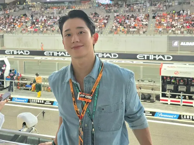 演员丁海仁在阿布扎比观看F1比赛……身穿牛仔衬衫，尽显清新魅力