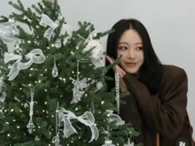 韩艺瑟公开了她别致的年末穿搭……她完美展现了前模特的风采，令人赏心悦目。