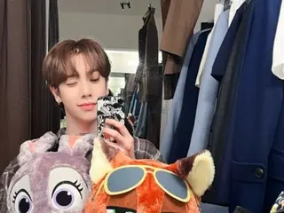 “n.SSign” Kazuta 对着镜头眨眼！……抱着毛绒玩具，可爱极了