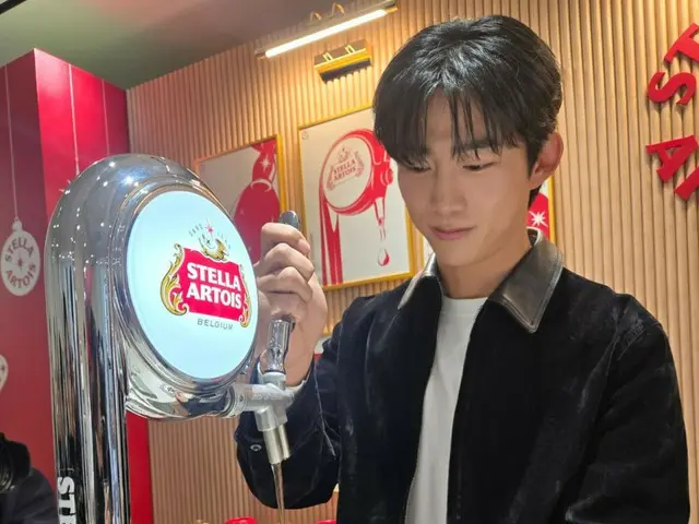 2PM成员Tacyeon参加啤酒活动……甚至还亲自倒啤酒