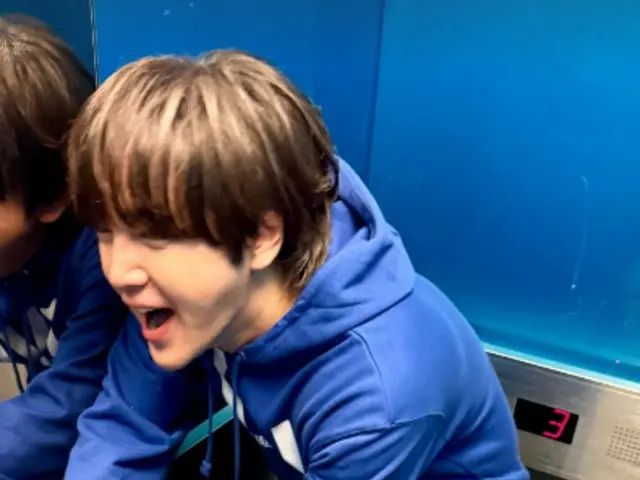 张根硕在结束“FNL”活动后心满意足地离开工作岗位？……在走廊里蹦蹦跳跳！