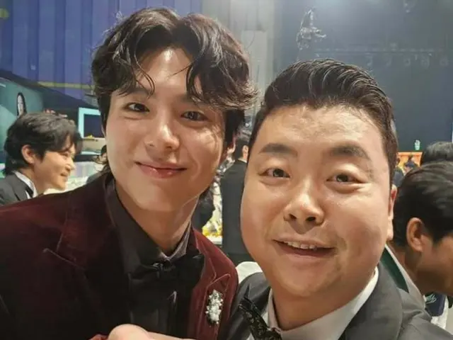 郑浩延主厨与朴宝剑和大奖得主全炫茂合影……他们在KBS演艺大赏上玩得很开心。